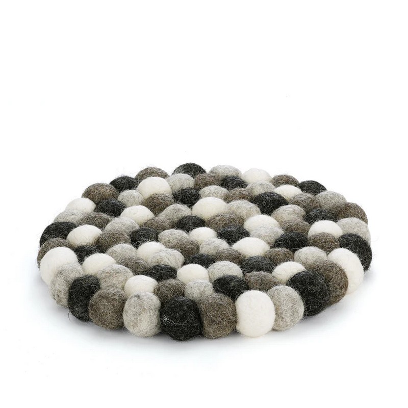 Sottopentola in lana cotta tondo a pois bianchi, grigi e neri fatto a mano