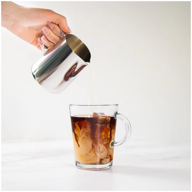 Bricco latte da 300 ml in acciaio inox con manico e indicazioni ml all'interno