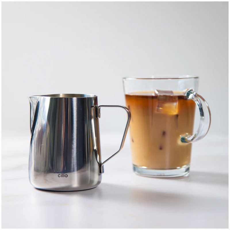 Bricco latte da 300 ml in acciaio inox con manico e indicazioni ml all'interno