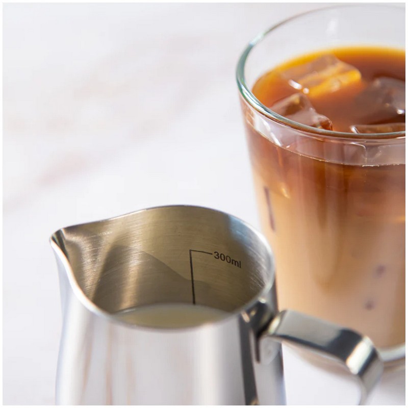 Bricco latte da 300 ml in acciaio inox con manico e indicazioni ml all'interno