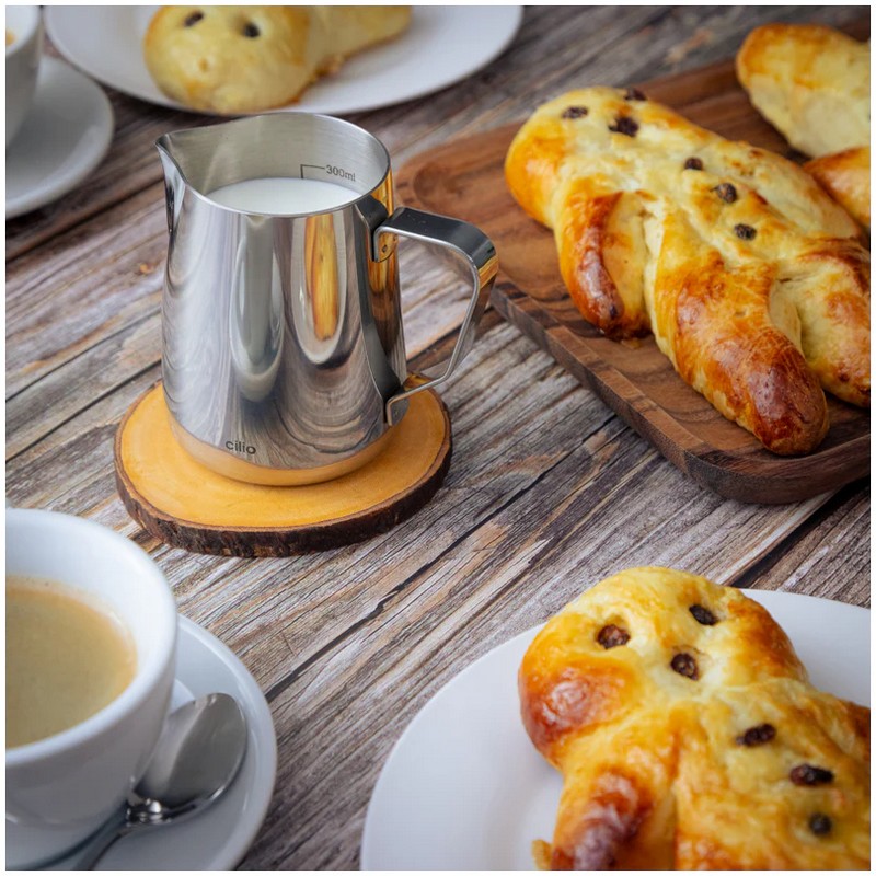 Bricco latte da 300 ml in acciaio inox con manico e indicazioni ml all'interno