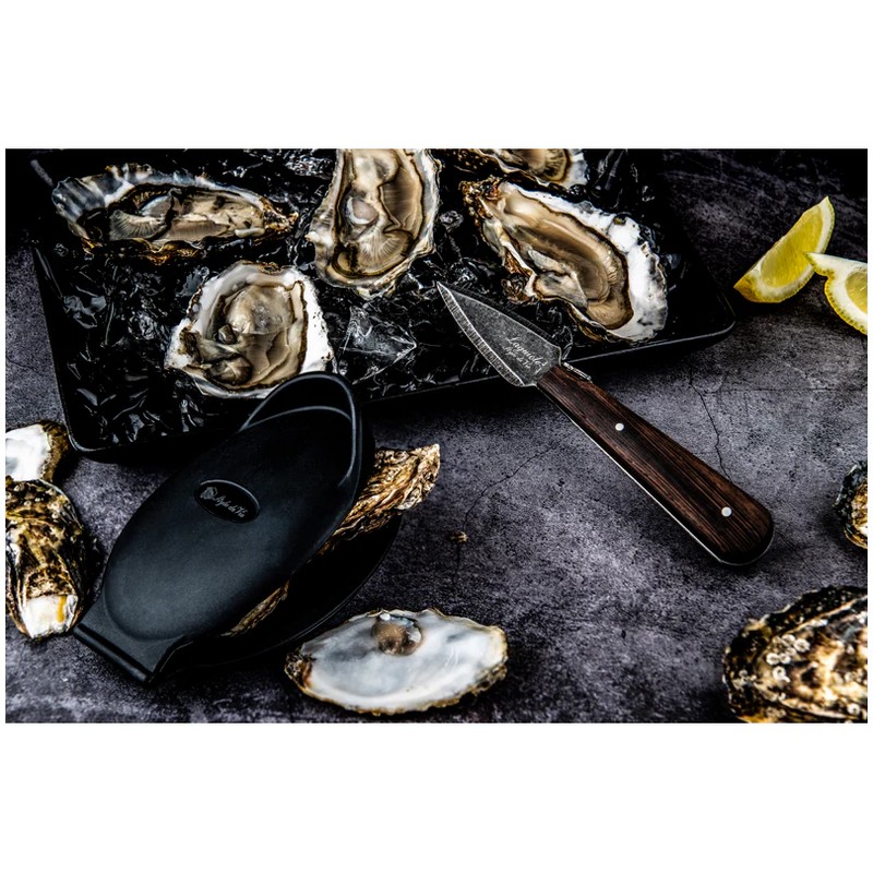 Set ostriche contenente un coltello in acciaio inox con manico in legno wengé e un paramano in silicone per facilitare l'apertura delle ostriche, per una lussuosa idea regalo originale