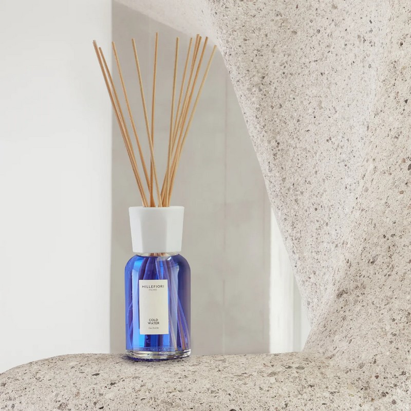 Una linea di fragranze vivace e colorata, da scegliere per donare un tocco personalizzato al proprio ambiente. 