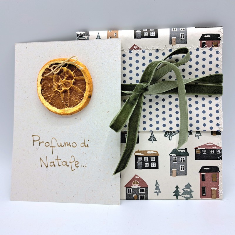 Biglietto di Natale fatto a mano da noi decorato con arancia essiccata e scritta “Profumo di Natale” con busta decorata con fiocco inclusa, ideale da abbinare ai tuoi regali di Natale!