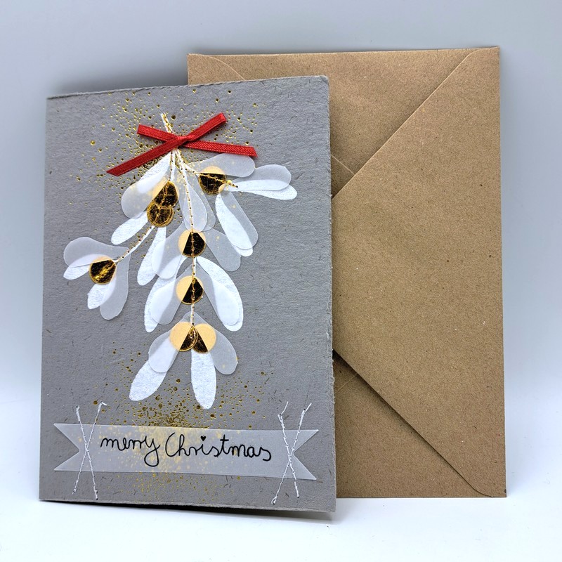 Biglietto di Natale fatto a mano da noi decorato con vischio e scritta “Merry Christmas” con busta inclusa, ideale da abbinare ai tuoi regali di Natale!