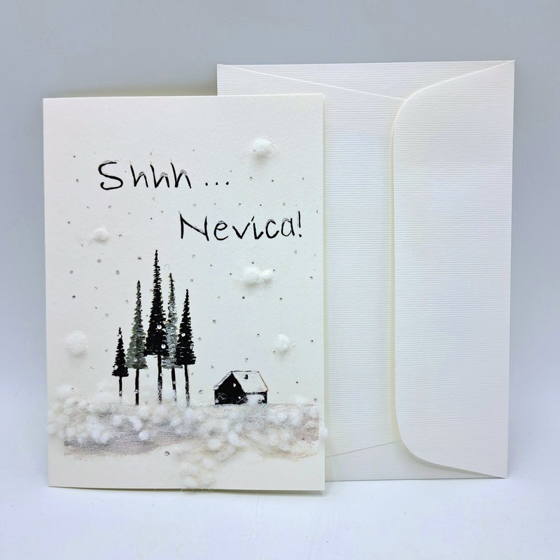 Biglietto di Natale fatto a mano da noi decorato con paesaggio innevato e scritta “Shhh… nevica!” con busta inclusa, ideale da abbinare ai tuoi regali di Natale!