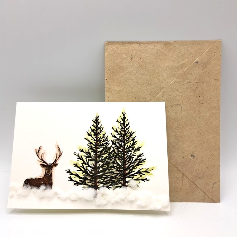 Biglietto di Natale fatto a mano da noi decorato con cervo nel bosco innevato con busta inclusa, ideale da abbinare ai tuoi regali di Natale!