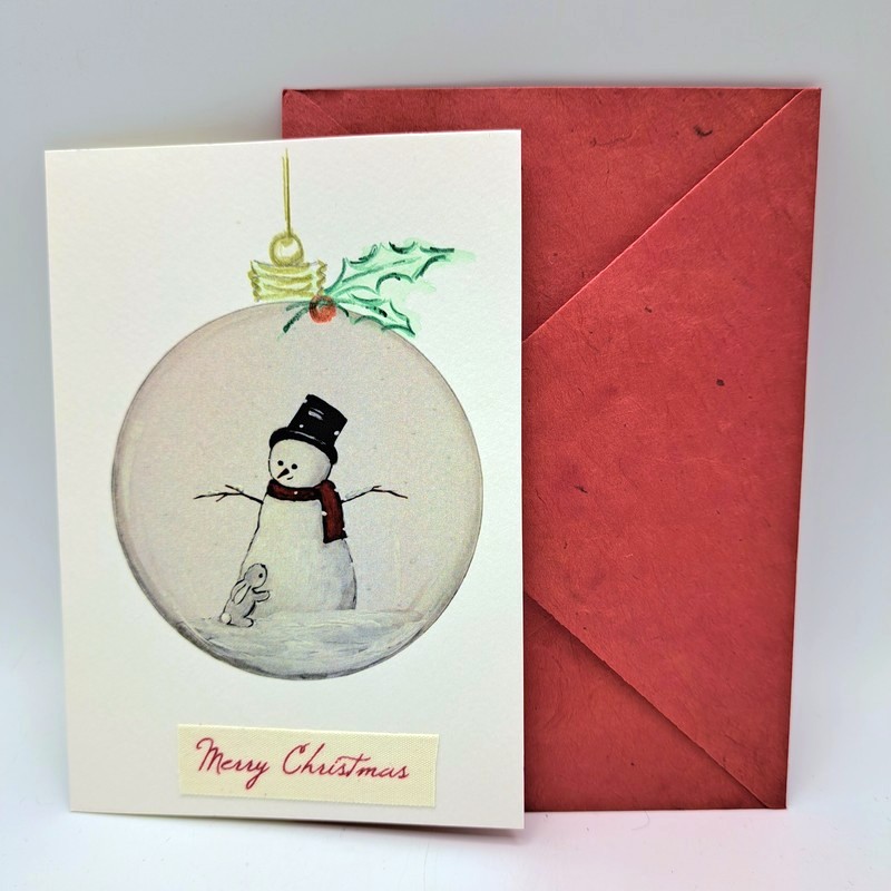 Biglietto di Natale fatto a mano da noi decorato con pallina con pupazzo di neve, busta inclusa, ideale da abbinare ai tuoi regali di Natale!