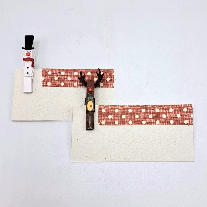 Biglietto di Natale fatto a mano da noi con molletta con personaggi festivi assortiti, ideale da abbinare ai tuoi regali di Natale!