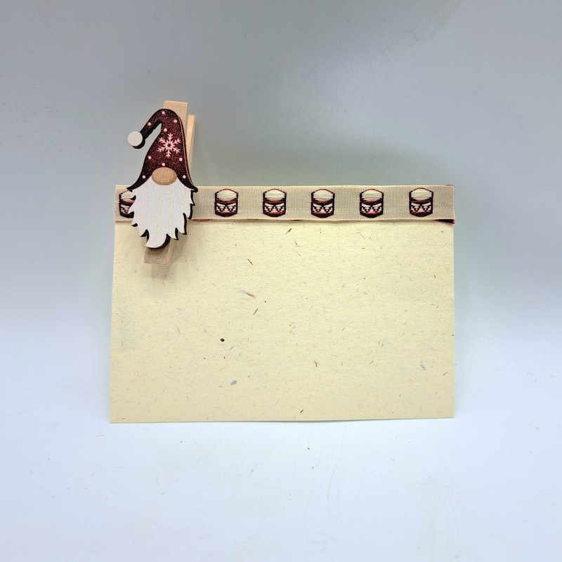 Biglietto di Natale fatto a mano da noi con molletta gnomo, ideale da abbinare ai tuoi regali di Natale!