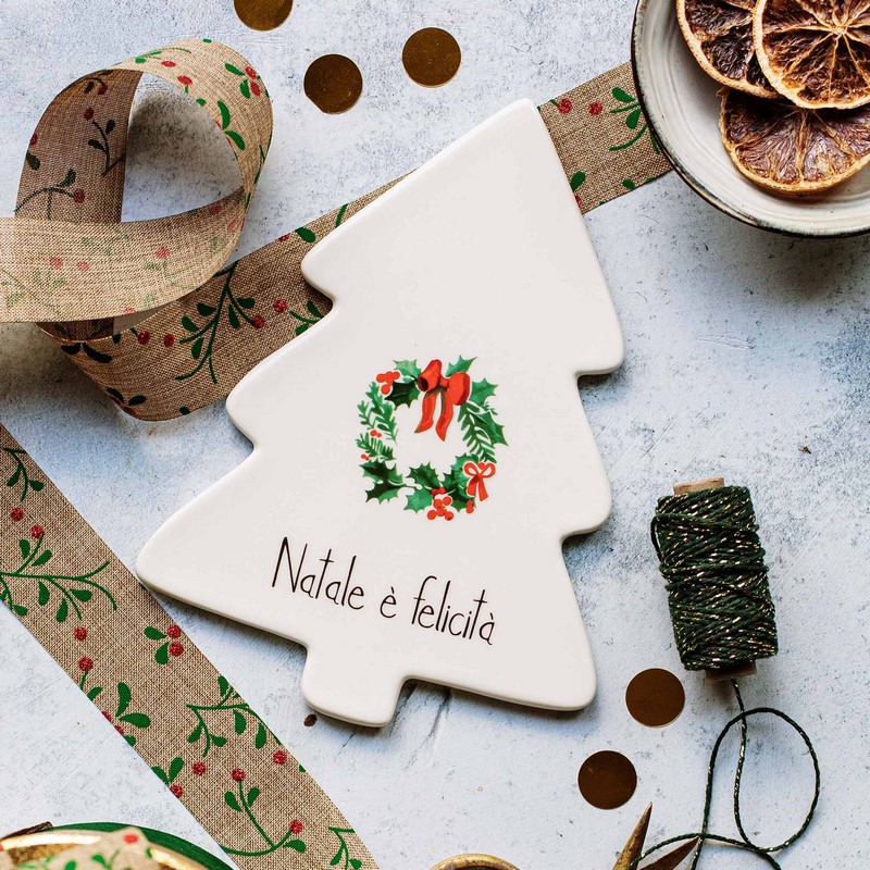 Sottopentola a forma di albero decorato con scritta “Natale è felicità”, perfetto come idea regalo natalizia