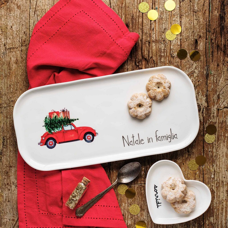 Piatto rettangolare natalizio in ceramica decorato con auto con albero e scritta “Natale in famiglia”, perfetti come idea regalo di Natale