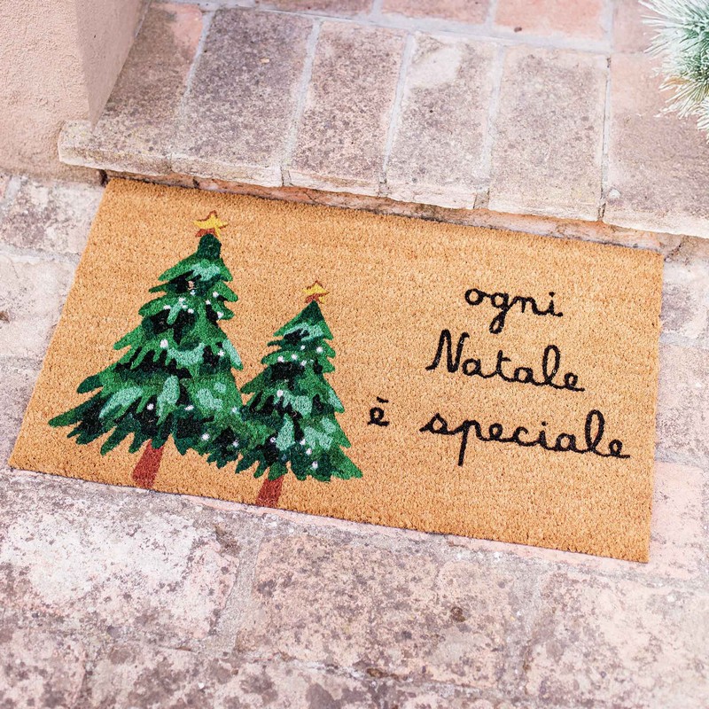 Zerbino in cocco decorato con alberi e scritta “Ogni Natale è speciale”, un'utilissima idea regalo di Natale