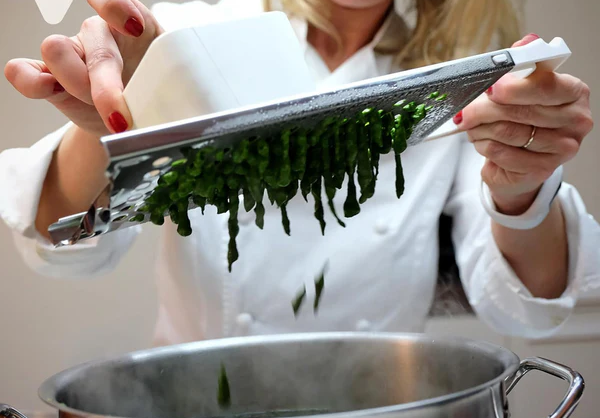 Grattugia per gnocchetti, trofie o spätzle con contenitore per l'impasto a scorrimento facile