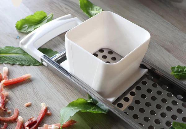 Grattugia per gnocchetti, trofie o spätzle con contenitore per l'impasto a scorrimento facile