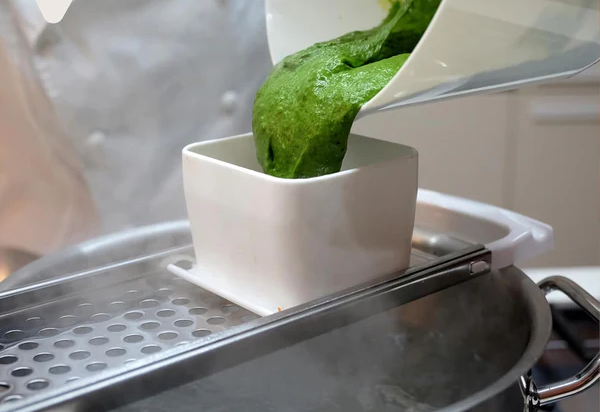 Grattugia per gnocchetti, trofie o spätzle con contenitore per l'impasto a scorrimento facile