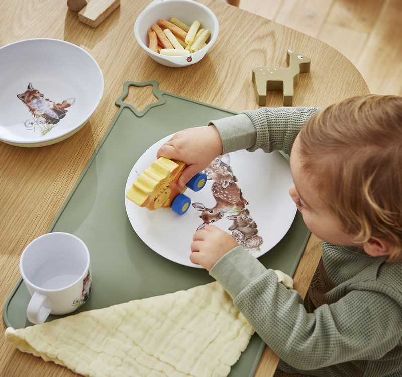 Set pappa con piatto fondo e piatto piano in melamina decorati con disegni di animali (cucciolo di volpe sul fondo e cerbiatto, volpi e conigli sul piano), una fantastica idea regalo per bambini, neonati e neogenitori