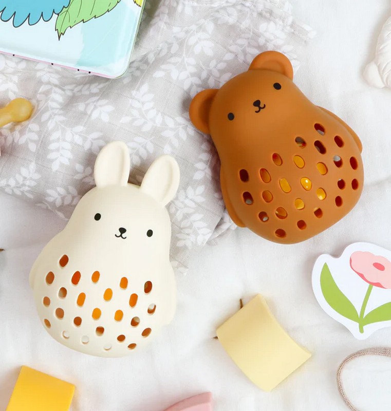 Sonaglio morbido in silicone alimentare a forma di orsetto che funge anche da massaggiagengive per aiutare la dentizione, una perfetta idea regalo per neonati e neogenitori