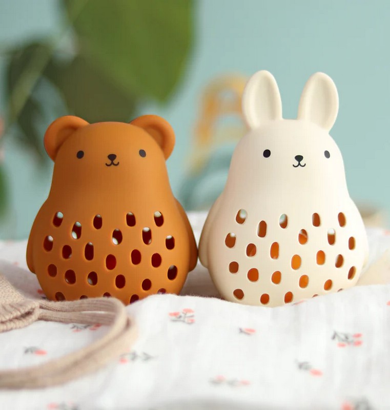 Sonaglio morbido in silicone alimentare a forma di orsetto che funge anche da massaggiagengive per aiutare la dentizione, una perfetta idea regalo per neonati e neogenitori