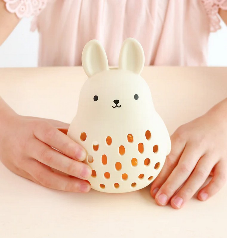 Sonaglio morbido in silicone alimentare a forma di coniglio che funge anche da massaggiagengive per aiutare la dentizione, una perfetta idea regalo per neonati e neogenitori