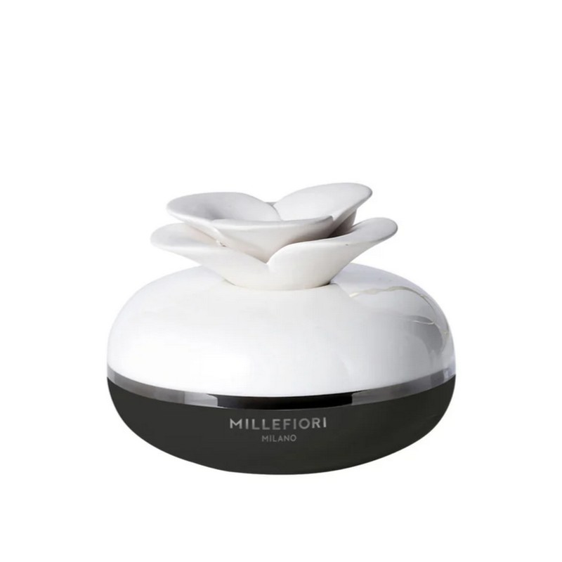 Diffusore di fragranza Millefiori color nero in porcellana con fiore in gesso che si impregna di essenza e profuma l'ambiente, un'elegantissima idea regalo donna