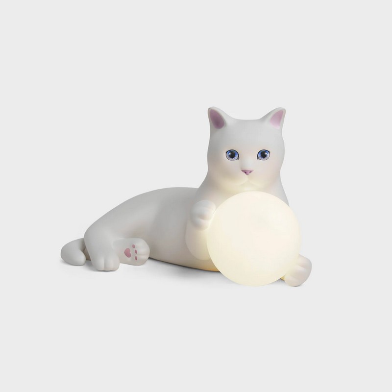 Lampada da tavolo Belen a forma di gatto bianco con dettagli dipinti a mano in resina e polvere di marmo con sfera luminosa in vetro, una spettacolare idea regalo per gli amanti dei gatti