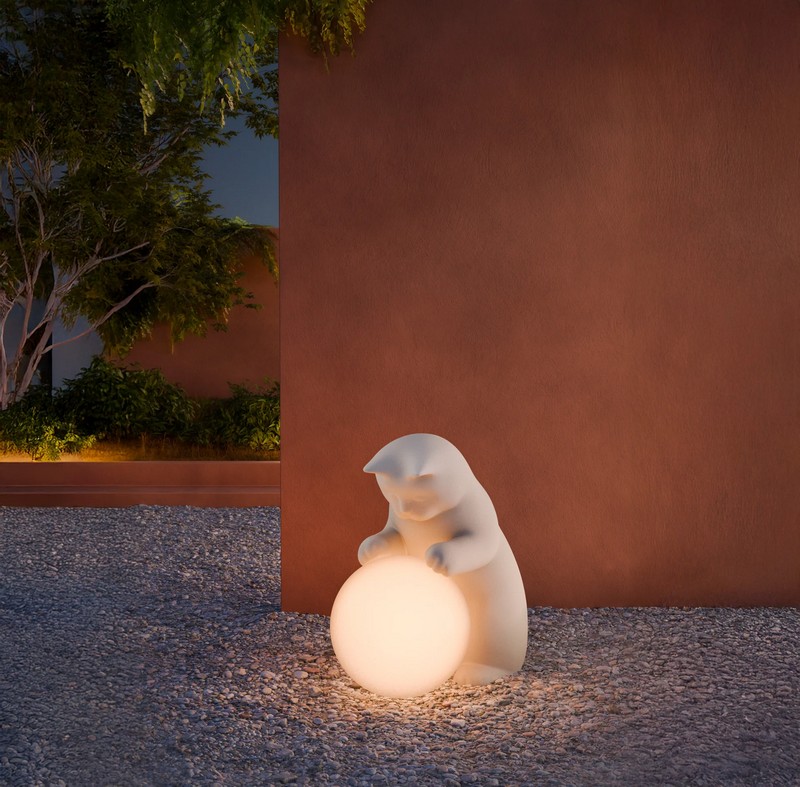 Lampada da interno ed esterno Bò a forma di gatto bianco gigante in resina e polvere di marmo con sfera luminosa, una spettacolare idea regalo per gli amanti dei gatti