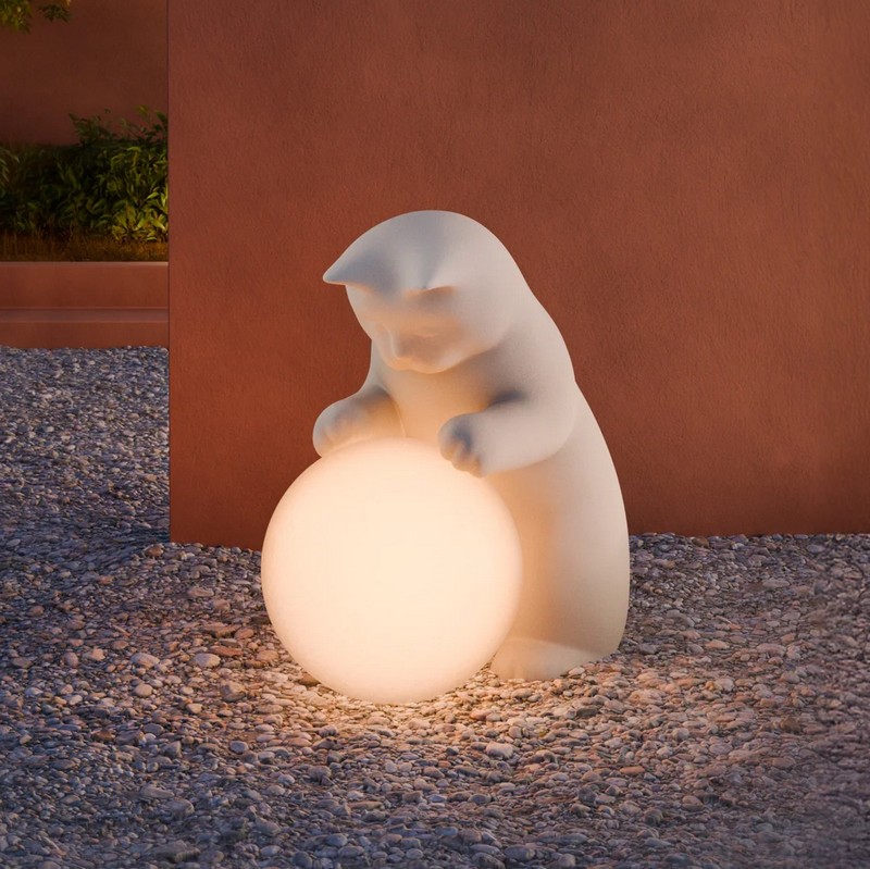 Lampada da interno ed esterno Bò a forma di gatto bianco gigante in resina e polvere di marmo con sfera luminosa, una spettacolare idea regalo per gli amanti dei gatti