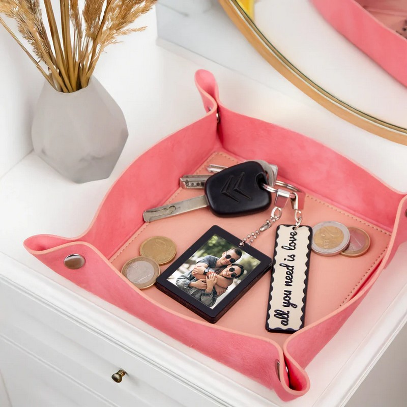 Portachiavi con portafoto decorato con targhetta con scritta “All you need is love”, un regalo perfetto per la propria dolce metà, per coppie o per San Valentino