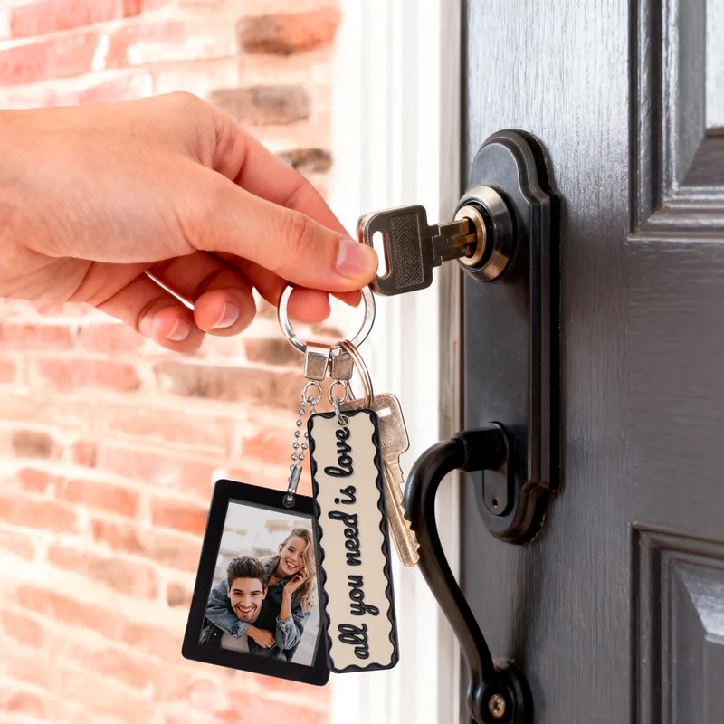 Portachiavi con portafoto decorato con targhetta con scritta “All you need is love”, un regalo perfetto per la propria dolce metà, per coppie o per San Valentino