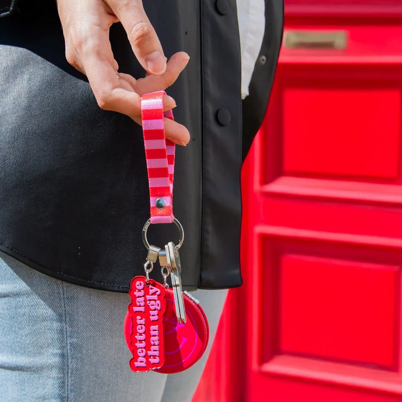 Portachiavi con specchio richiudibile decorato con targhetta con scritta “Better late than ugly