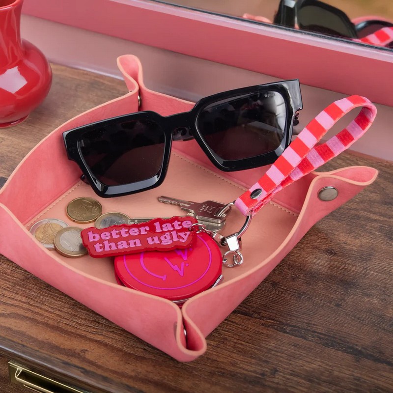 Portachiavi con specchio richiudibile decorato con targhetta con scritta “Better late than ugly