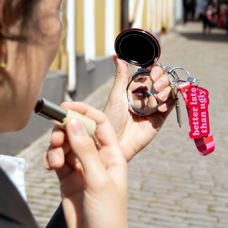 Portachiavi con specchio richiudibile decorato con targhetta con scritta “Better late than ugly