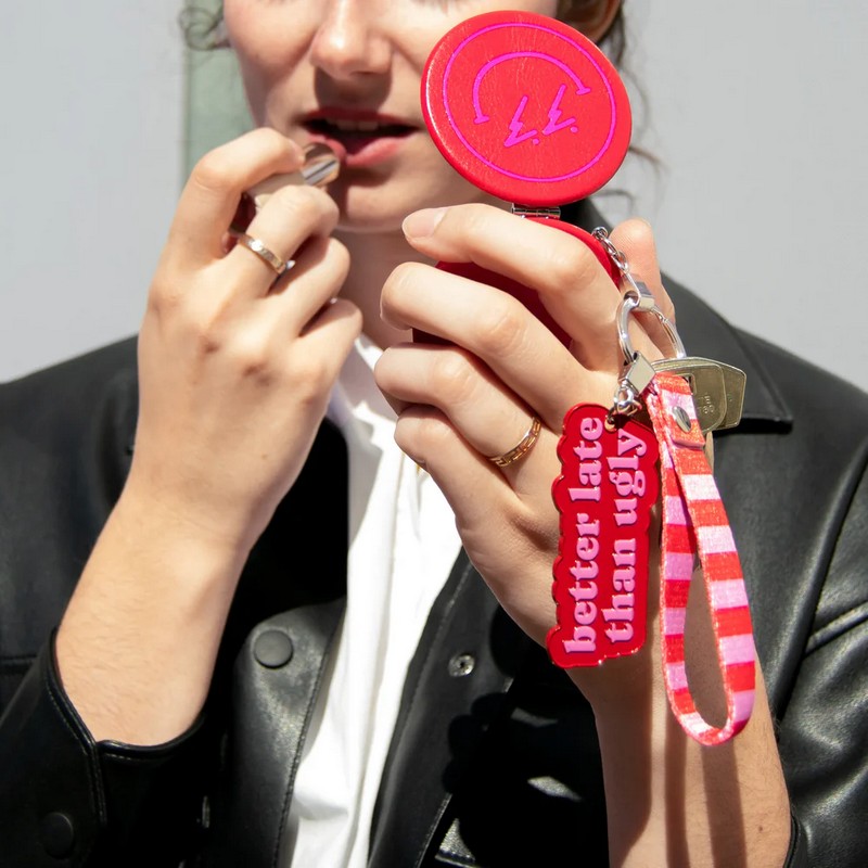 Portachiavi con specchio richiudibile decorato con targhetta con scritta “Better late than ugly