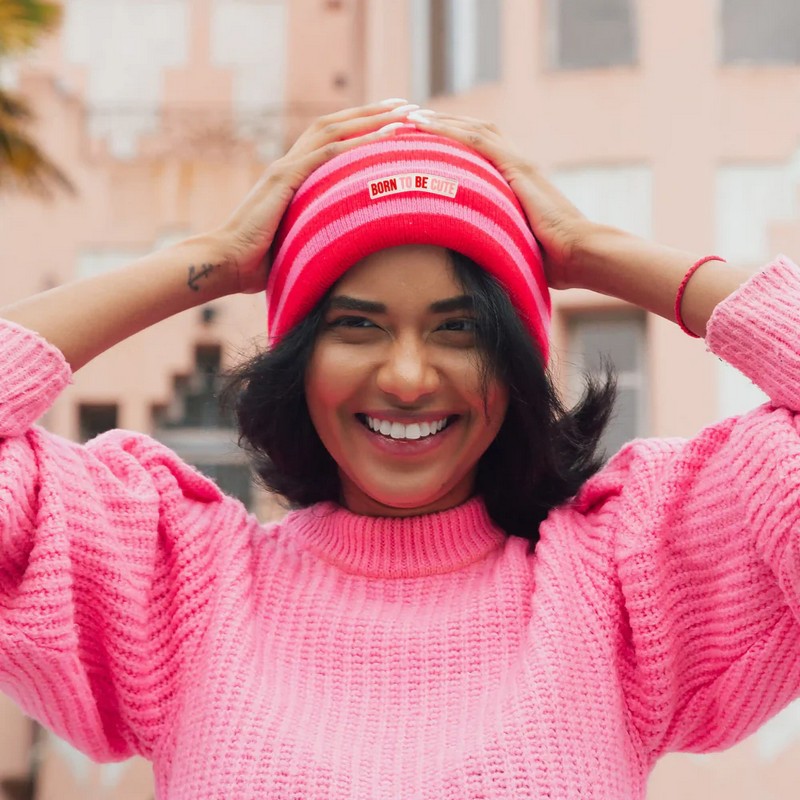 Berretto a righe rosa e rosse con scritta “Born to be cute