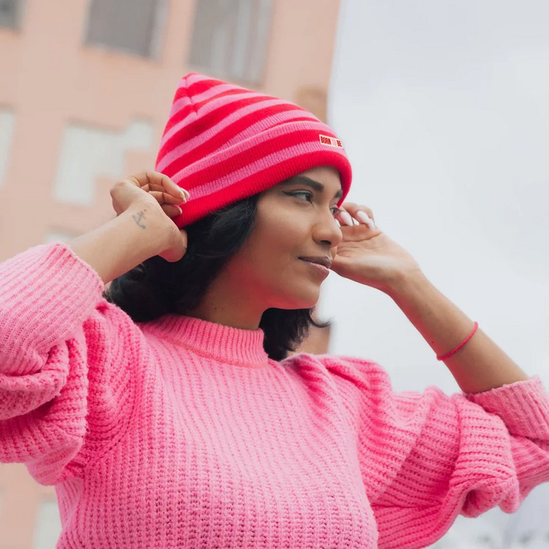 Berretto a righe rosa e rosse con scritta “Born to be cute