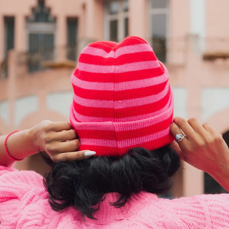 Berretto a righe rosa e rosse con scritta “Born to be cute