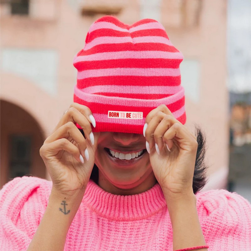 Berretto a righe rosa e rosse con scritta “Born to be cute