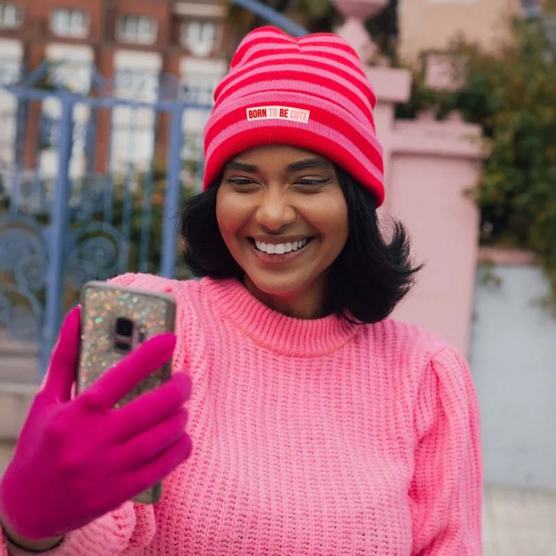 Berretto a righe rosa e rosse con scritta “Born to be cute
