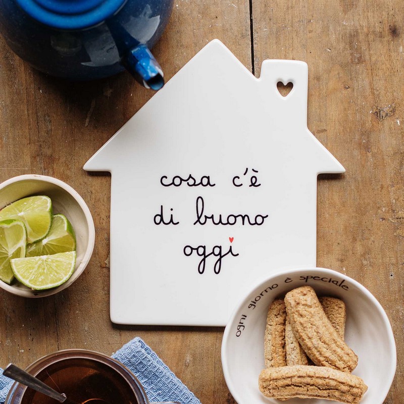 Sottopentola in ceramica a forma di casetta con scritta “Cosa c'è di buono oggi” e retro antiscivolo, una bellissima idea regalo per ogni occasione