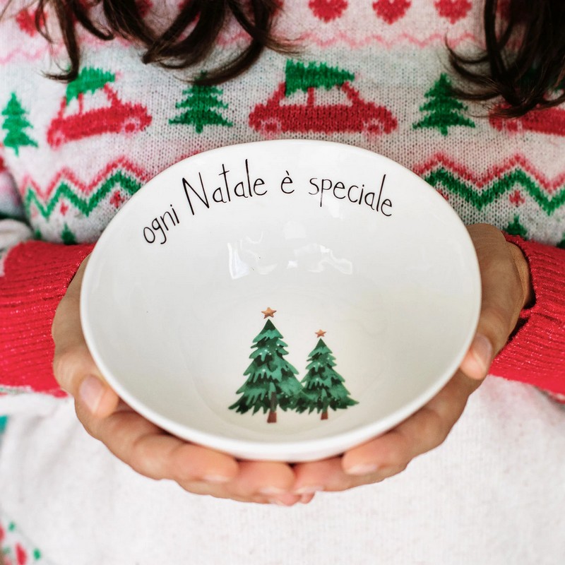 Tazza mug rossa con pupazzo di neve che scia e sci sul fondo, perfetta come idea regalo di Natale, utilizzabile in lavastoviglie e microonde