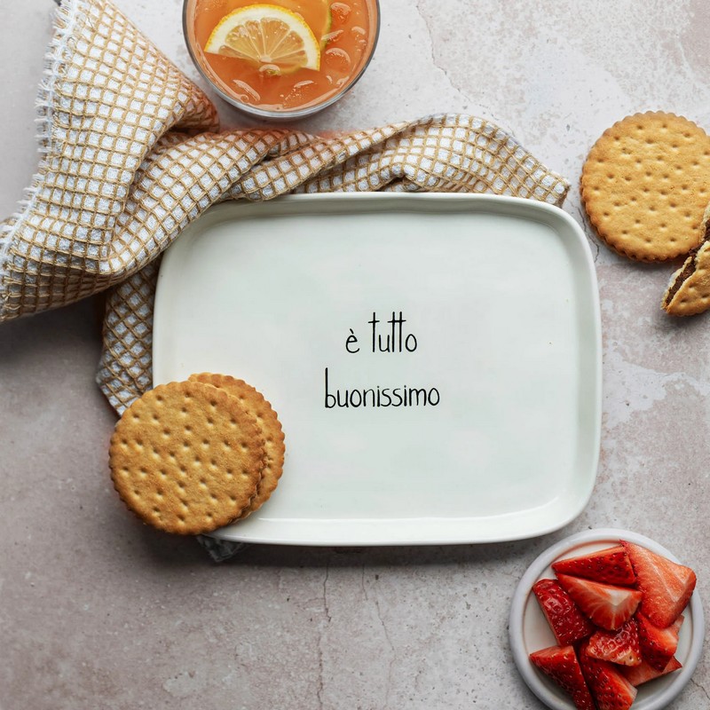 Piatto rettangolare in gres bianco decorato con scritta “È tutto buonissimo