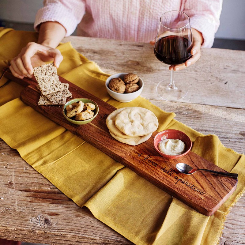 Tagliere in legno di acacia rettangolare lungo decorato con scritta “È l'ora dell'aperitivo”, una perfetta idea regalo di Natale