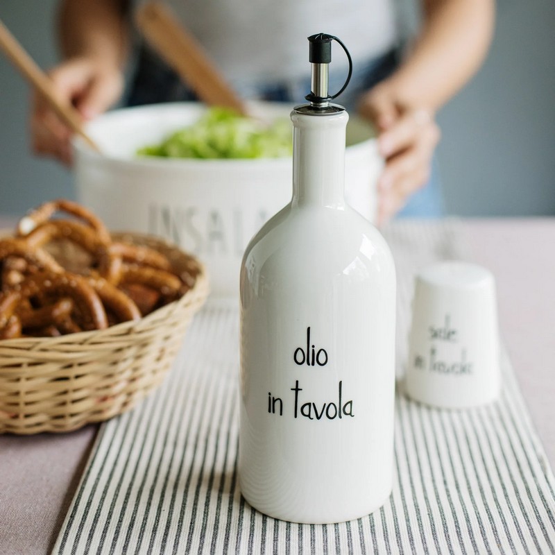 Oliera bianca in gres decorata con scritta “Olio in tavola