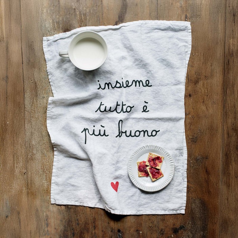 Strofinaccio bianco in lino decorato con scritta “Insieme è tutto più buono”