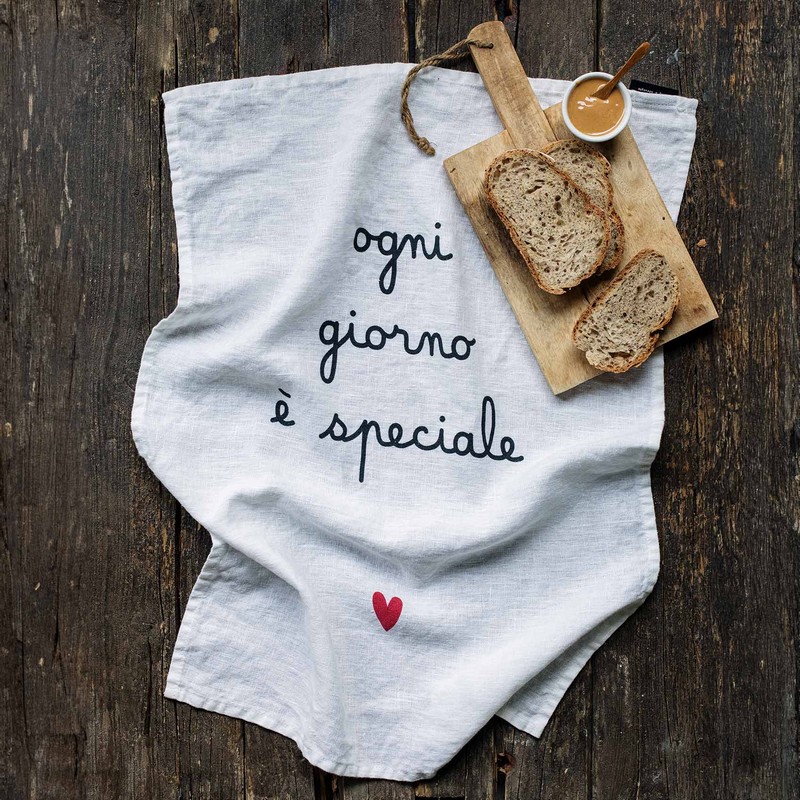 Strofinaccio bianco in lino decorato con scritta “Ogni giorno è speciale”