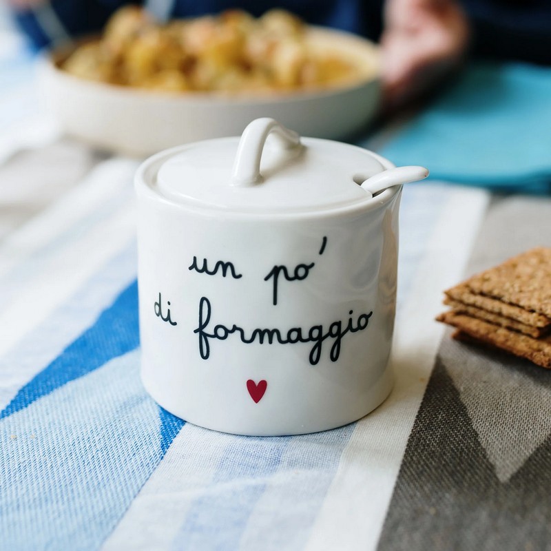 Barattolo in gres bianco con cucchiaino per formaggio grattugiato, decorato con scritta “Un po' di formaggio”