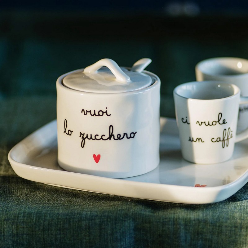 Zuccheriera in gres bianco con cucchiaino e decoro “Vuoi lo zucchero”, perfetto come idea regalo per la cucina