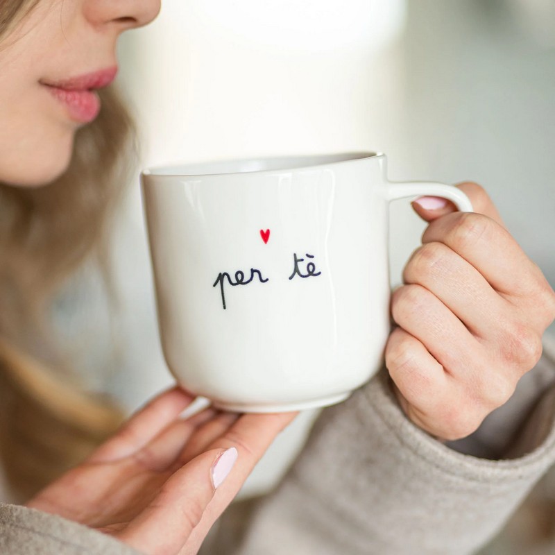 Tazza mug bianca in gres decorata con scritta “Per tè” e cuoricino, perfetta idea regalo per amanti di tè, tisane e infusi