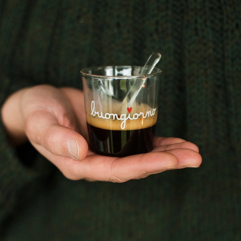 Set di 4 tazzine da caffè in vetro, con 4 palettine incluse, decorate con scritta “Buongiorno” e cuore, utilizzabili in lavastoviglie e microonde e perfetti come idea regalo per amanti del caffè